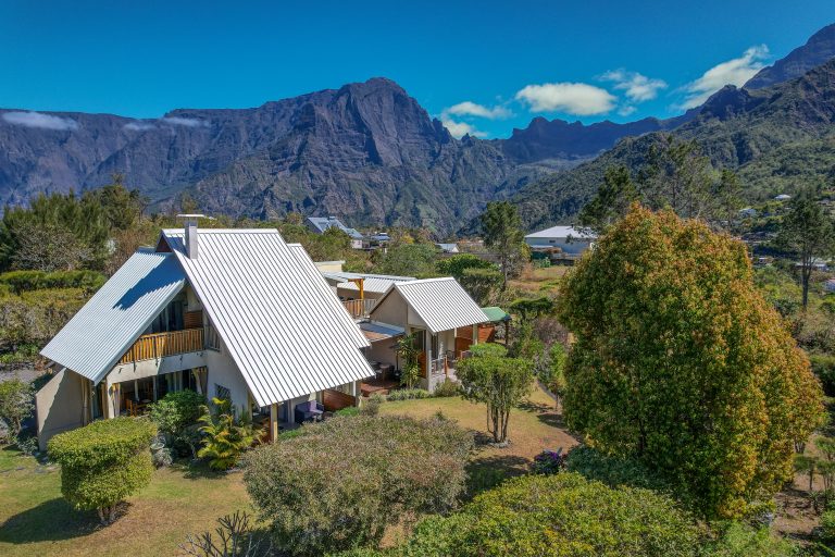 jardin luxuriant d’une maison d’hôtes de charme à Cilaos vue Piton des Neiges La Villa Soalic