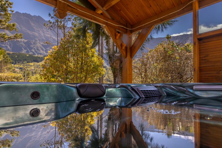 Jacuzzi avec vue sur le Piton des Neiges à Cilaos – Villa Soalic